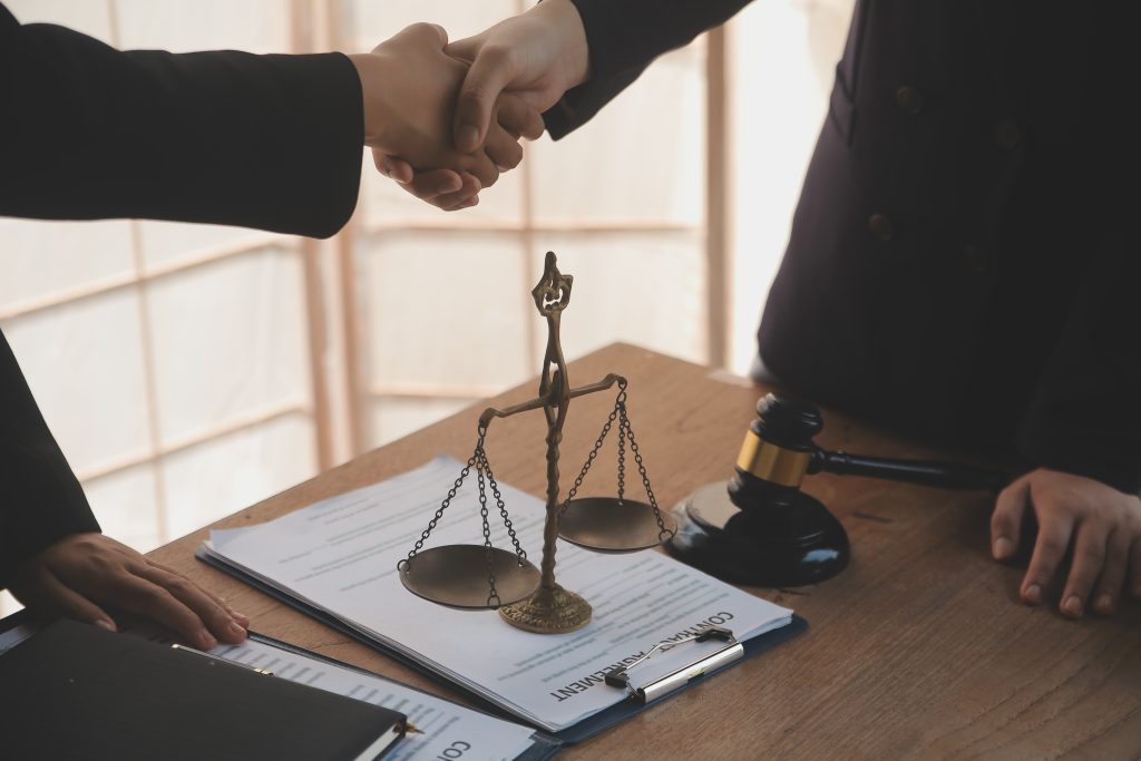 أهمية الاستشارة القانونية قبل اتخاذ أي قرار تجاري